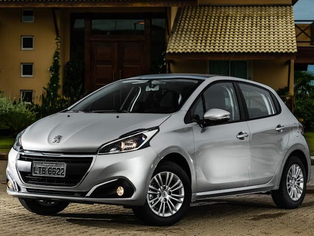 Novo Peugeot 208 2017 3 Olá leitores do Fipe Carros, hoje vamos falar tudo sobre o Peugeot 208 2016, onde mostraremos sua parte interna e externa, e também faremos uma avaliação geral sobre o veículo, mostrando suas qualidades e defeitos, sempre com o intuito de ajudar os leitores a fazer a melhor escolha na hora de comprar seu carro. Mas para comprar o seu carro sem correr o risco de criar uma série de problemas nas suas contas, a primeira conta a ser feita é qual modelo consegue comprar. E essa conta não basta, precisa saber também quanto ele te custará para manter, e também alguns segredos que irão ajudar a todos a saberem escolher a melhor opção para seu dia-a-dia.