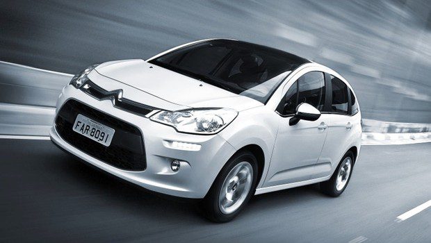 citroen c3 04 Olá leitores do Fipe Carros, hoje vamos falar tudo sobre o Novo Citroën C3 2016, onde mostraremos sua parte interna e externa, e também faremos uma avaliação geral sobre o veículo, mostrando suas qualidades e defeitos, sempre com o intuito de ajudar os leitores a fazer a melhor escolha na hora de comprar seu carro. Mas para comprar o seu carro sem correr o risco de criar uma série de problemas nas suas contas, a primeira conta a ser feita é qual modelo consegue comprar. E essa conta não basta, precisa saber também quanto ele te custará para manter, e também alguns segredos que irão ajudar a todos a saberem escolher a melhor opção para seu dia-a-dia.