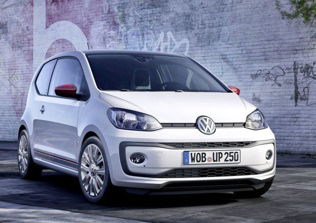 2016 geneva volkswagen up refresh 003 1 1 Olá leitores do Fipe Carros, hoje vamos falar tudo sobre o Volkswagen UP 2017, onde mostraremos sua parte interna e externa, e também faremos uma avaliação geral sobre o veículo, mostrando suas qualidades e defeitos, sempre com o intuito de ajudar os leitores a fazer a melhor escolha na hora de comprar seu carro. Mas para comprar o seu carro sem correr o risco de criar uma série de problemas nas suas contas, a primeira conta a ser feita é qual modelo consegue comprar. E essa conta não basta, precisa saber também quanto ele te custará para manter, e também alguns segredos que irão ajudar a todos a saberem escolher a melhor opção para seu dia-a-dia.