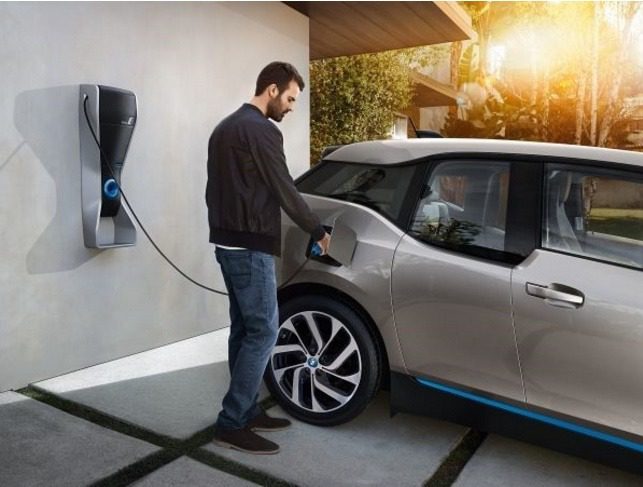 recarga eletrica O BMW Group Brasil e a Ipiranga firmaram uma parceria exclusiva para a instalação de pontos de recarga pública para automóveis elétricos e híbridos plug-in da marca BMW i em postos de combustíveis. A inciativa prevê a instalação de 50 unidades do BMW i Wallbox Pro, a nova versão do dispositivo exclusivo para carregamento rápido para veículos BMW i, em postos da rede Ipiranga até o final de 2016.