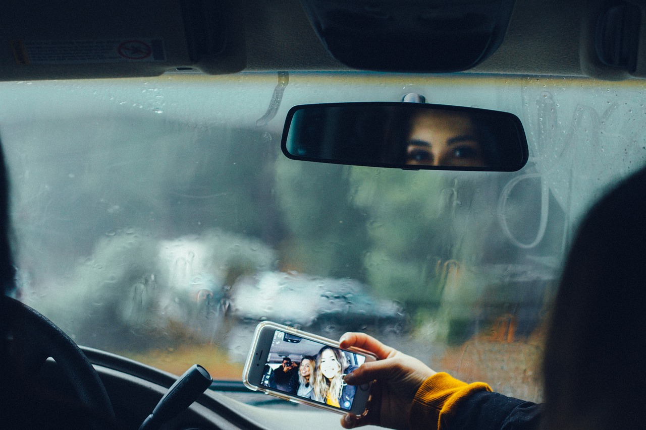 Em meio as festas de fim de ano e com as férias escolares em janeiro, muitas famílias se prepararam para aproveitar a pausa na rotina e viajar. Mas antes de pegar a estrada, os motoristas precisam tomar alguns cuidados para garantir que o percurso seja feito de maneira segura e sem imprevistos - Foto: StockSnap / Pixabay