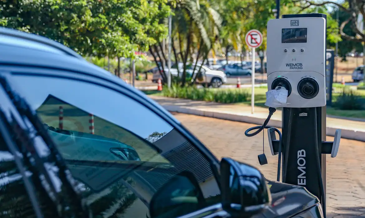 A partir deste mês, carros elétricos, híbridos e híbridos plug-in comprados fora do país voltam a pagar Imposto de Importação. As alíquotas serão gradualmente recompostas até chegarem a 35% em julho de 2026 (Foto: José Cruz/Agência Brasil)